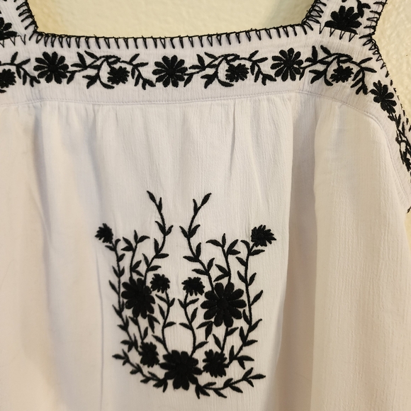 INC White top with black embroidery embellishment - Picture 2 of 9